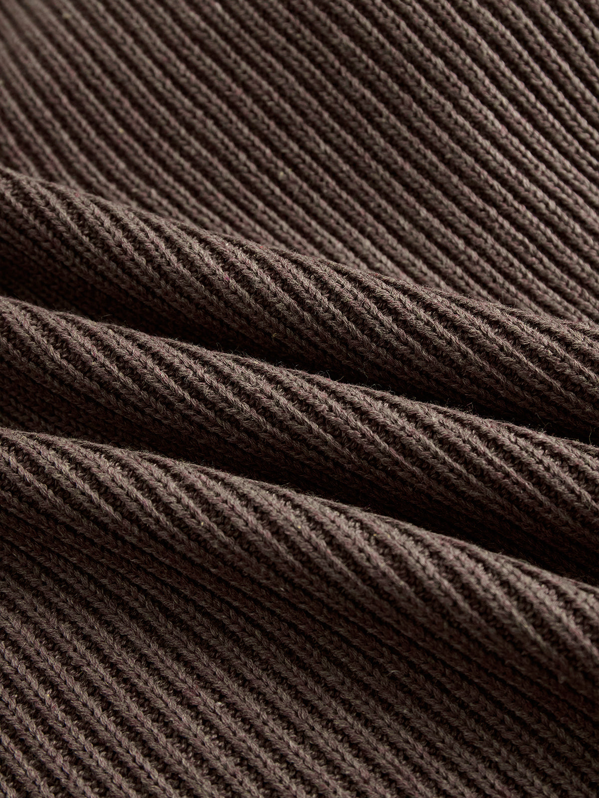 Sukienka swetrowa z falbanami — Miękka, ciepła i romantyczna