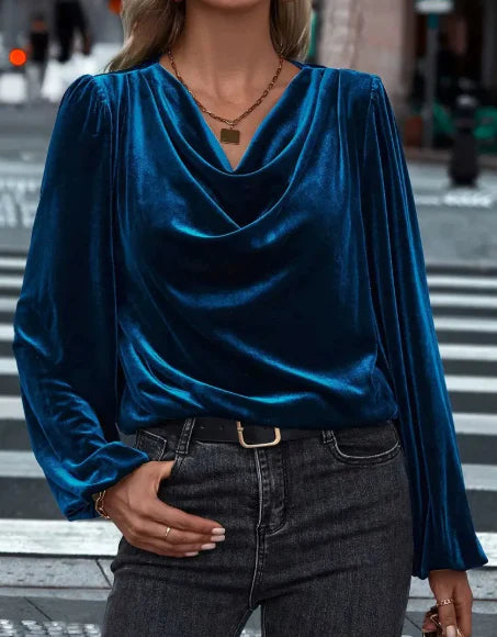 Ilyana – Aksamitna bluzka z długim rękawem i drapowanym kołnierzem